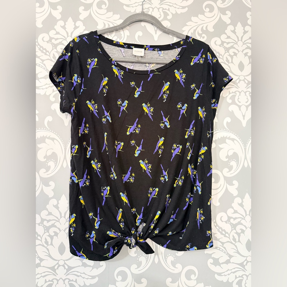 4/$25 • Cupio Parrot Print Scoop Neck Tie Detail Top‎